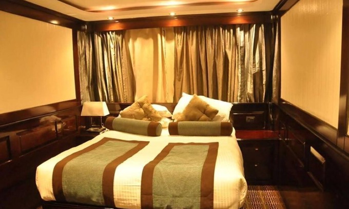 Al-Basatin Hotel | River Boat - Single Room
