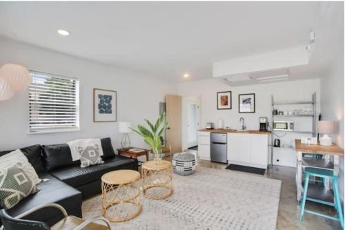 Black Pearl House | River Breeze Quiet & Modern Black Pearl Apartment