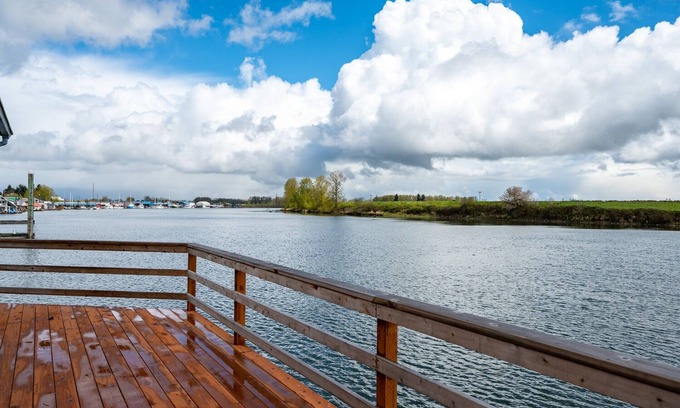 Scappoose Boat Rental | River Fox Floating Home in Scappoose Or. 3 bd, 2 bth.