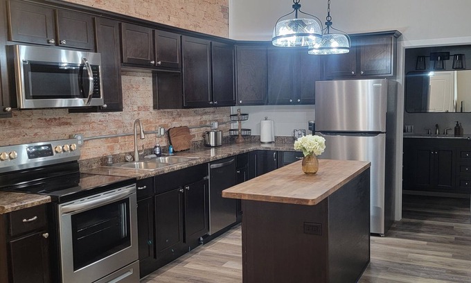 Oak Harbor House | River Front Apartment. 40 min to Cedar Point/Lake Erie/Put-In-Bay!