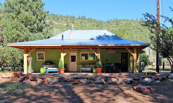 Dolores House | River front retreat-5 minutes from Dolores, 1 hour from Telluride