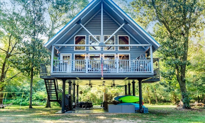 McComb Cabin | ❤️ River fun, log cabin, family/couples retreat!