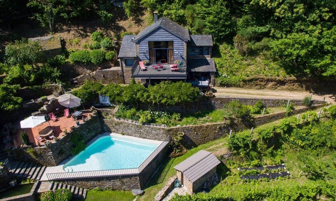 Reriz House | River lodge Garden Hillside Retreat 5pax +
