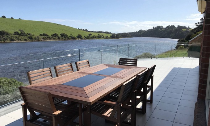 Warrnambool House | River Lodge, Large house on the Hopkins River