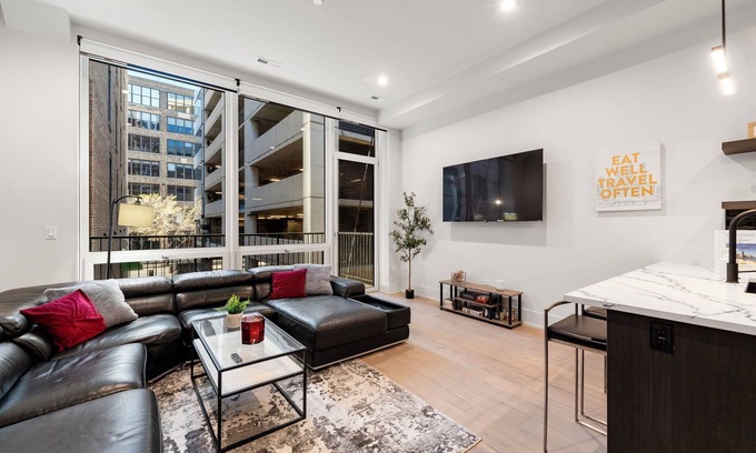 West Town Apartment | River North Central Home With Balcony