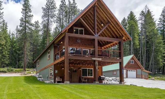 Ardenvoir Ski Chalet | River's Bend Lodge - Hot Tub, Fire Pit, Games & Ski