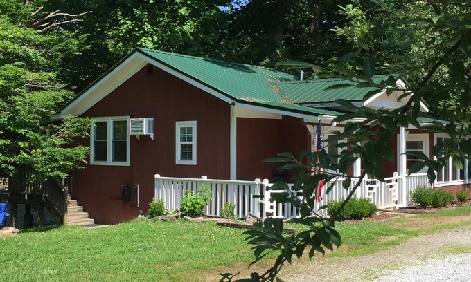 Franklin Cabin | River's Edge Cabin - Swim - Kayak - Fish From Your Backyard !