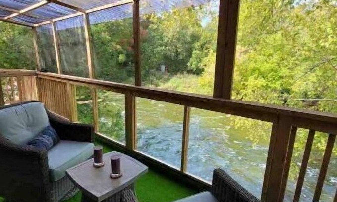 Brock Cabin | River’s Edge Cozy Retreat