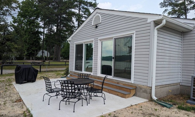 Dutton House | River Vibes@ the Piankatank River