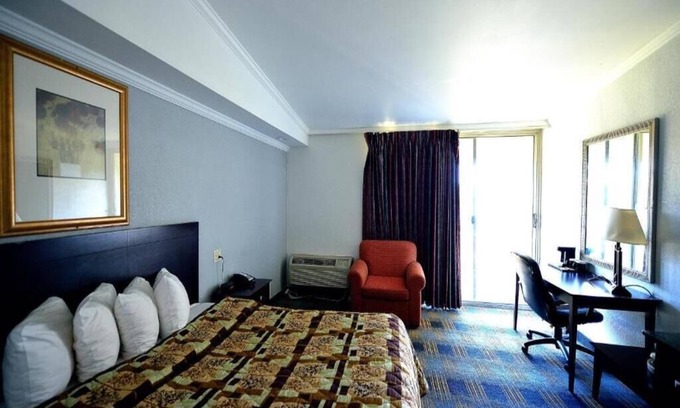 Somerset House | River-view, 1 King Bed with Balcony