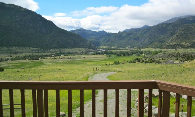 Emigrant House | River View Gateway- 5 min walk to Yellowstone River