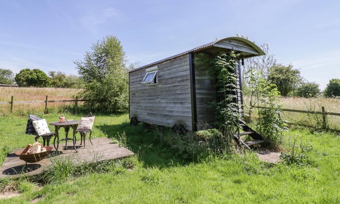 Newport Cottage | RIVER VIEW, pet friendly, with a garden in Newport, Shropshire