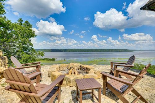 Peru House | River Views and Wraparound Deck Dubuque Getaway