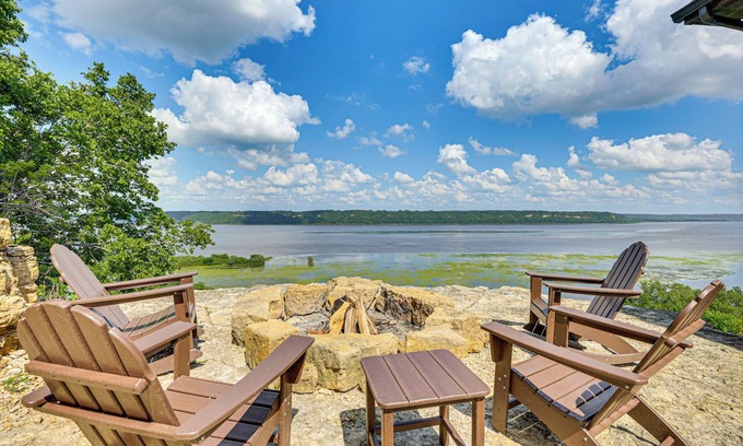 Peru House | River Views + Wraparound Deck: Dubuque Getaway