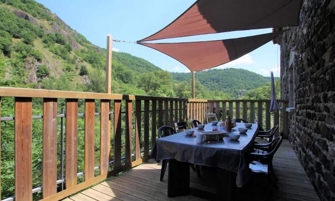 Saint-Julien-des-Chazes Cottage | Riverfront Retreat with Spacious Rooms & Terrace - Ideal for Families and Adventurers