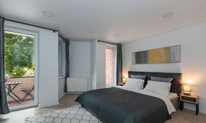 Old Town Apartment | Riverfront 2BD Old Town Apartment by Hostlovers
