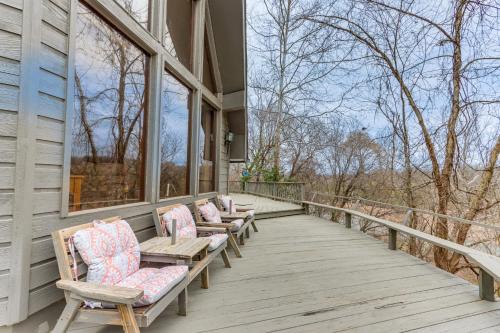Treece House | Riverfront Baxter Springs Home with Deck and Grill!