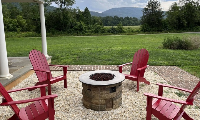 Dyke House | RiverFront Country Home with Blue Mountain Views