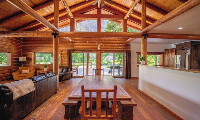 North Fork Cabin | Riverfront, Fishing, Kayaking, Hot Tub, Pickleball at River's Fork Lodge