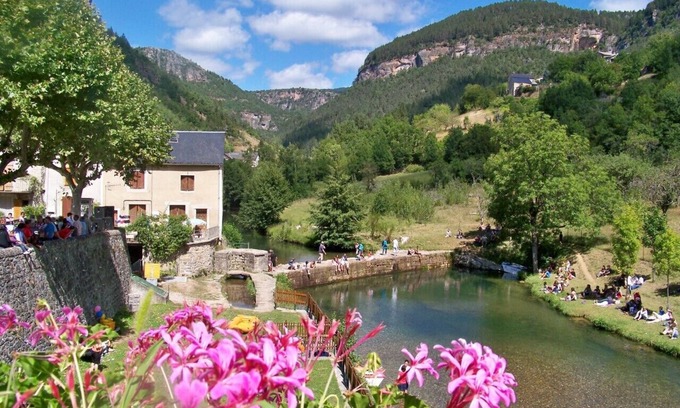 Treves House | Riverfront house with swimming pool and magnificent view of the mountains and cliffs.