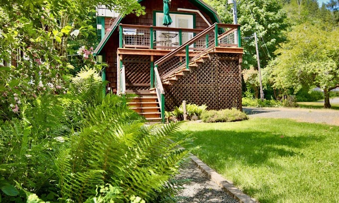 Beaver Apartment | Riverfront Loft Retreat w/BBQ & Fire Pit