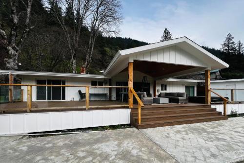 Salyer House | Riverfront Oasis