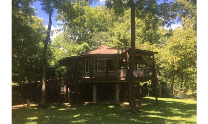 Hot Springs Cabin | Riverfront! Private, short walk to town