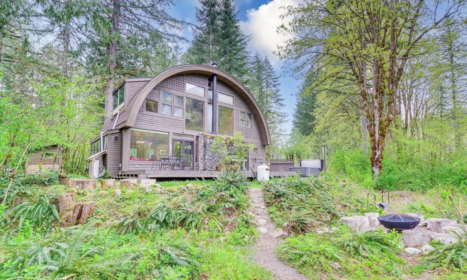 Skykomish Cabin | Riverfront Skykomish Cabin w/Private Hot Tub!