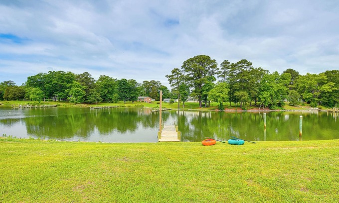 Weems House | Riverfront Virginia Home - Dock, Fire Pit & Kayaks