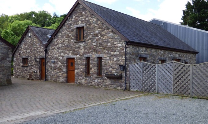 Gilwern Cottage | RIVERSIDE BARN, family friendly, character holiday cottage in Gilwern