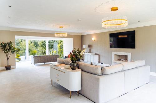 Fifield House | Riverside Bliss in Windsor, 5 Bed, Secure Parking