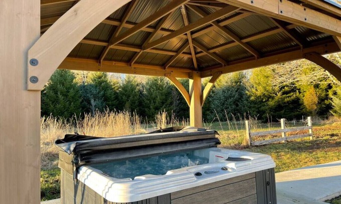 Raymond House | Riverside Farms- Farmhouse in Picturesque Valley