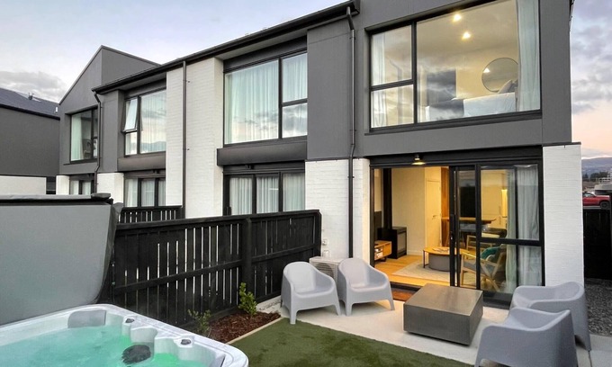 Albert Town House | Riverside Lodge - Luxury Two Bedroom With Hot Tub
