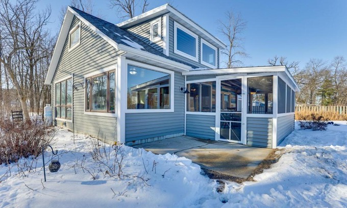 Johnson Creek House | Riverside Retreat Near Trails in Johnson Creek