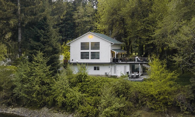Concrete House | Riverside Retreat - Skagit River with hot tub+fire pit+views