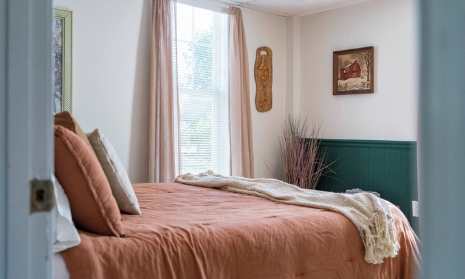 Gouverneur Apartment | Riverside Retreat