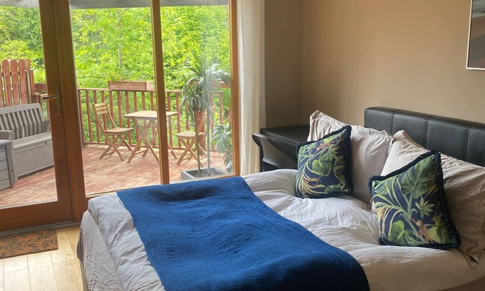 Chapelizod Apartment | Riverside Serene Getaway Studio - Enjoy Dublin’s Unique Studio by Phoenix park.