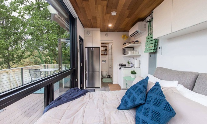 Rileyville Apartment | Riverside Tiny Cabin w Hot Tub, Fire Pit, & Kayaks