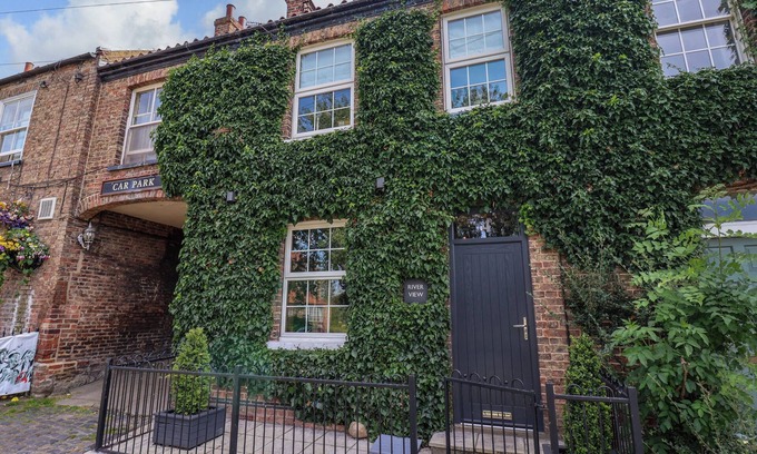 Stamford Bridge House | RIVERVIEW, family friendly, luxury holiday cottage in Stamford Bridge