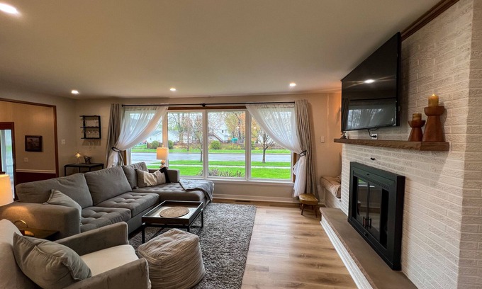 Tonawanda House | Riverview House: 13 miles to Niagara Falls and 12 miles to Buffalo
