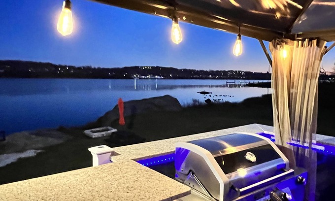 Somerset House | RiverView Retreat – Where Classic Charm Meets Coastal Comfort