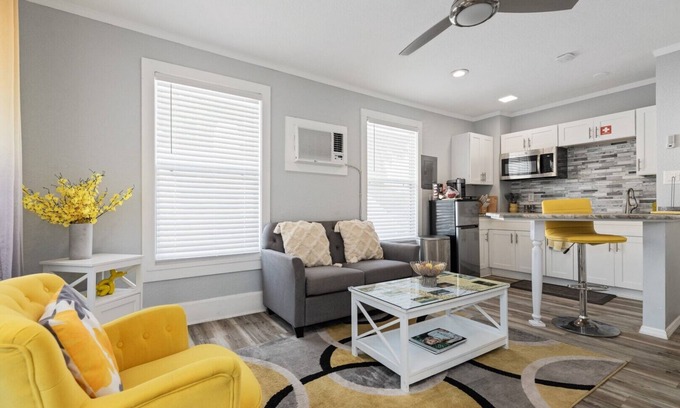 Melbourne Apartment | Riverview Yellow: Downtown Melbourne Apartment