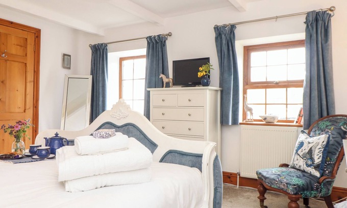 Saint Erth Praze Cottage | RIVIERE HOUSE, pet friendly, with hot tub in Hayle