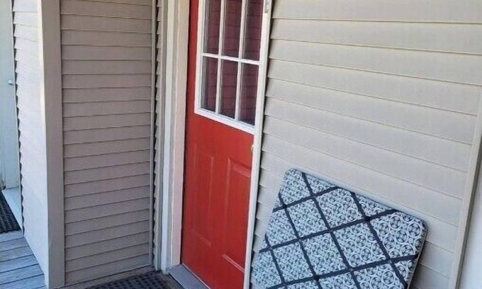 East Haven  Rutland County Apartment | Roberts ave. Immaculate Rental For Nurses Apt D