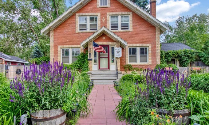 Cody Bed & Breakfast | Robins Nest Bed & Breakfast