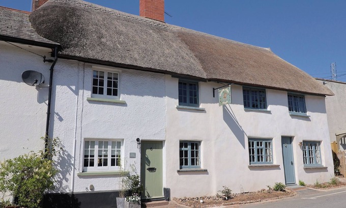 Otterton Cottage | ROBYN COTTAGE, pet friendly, country holiday cottage in Otterton