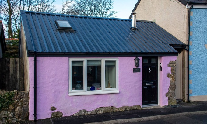 Brynsiencyn Cottage | Robyns Retreat - sleeps 3 guests in 1 bedroom