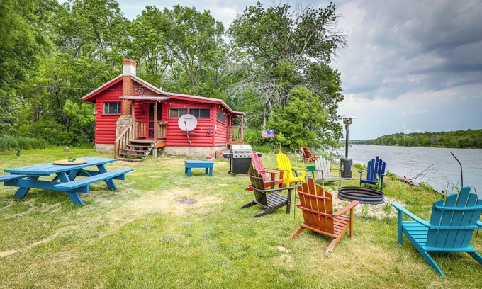 Holcomb Cabin | Rock River Hideaway on Private 5-Acre Island!