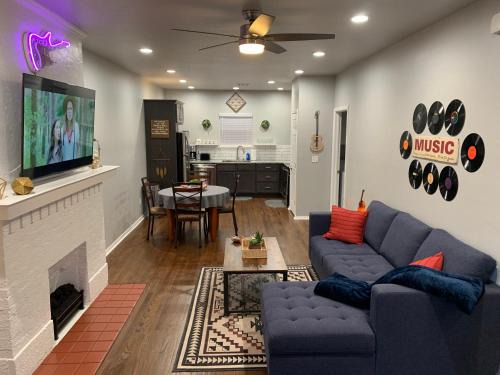 Chickasha House | Rock & Roll House, Fiber Internet, ROKU TV, Washer & Dryer, by DT Chickasha & Leg Lamp!