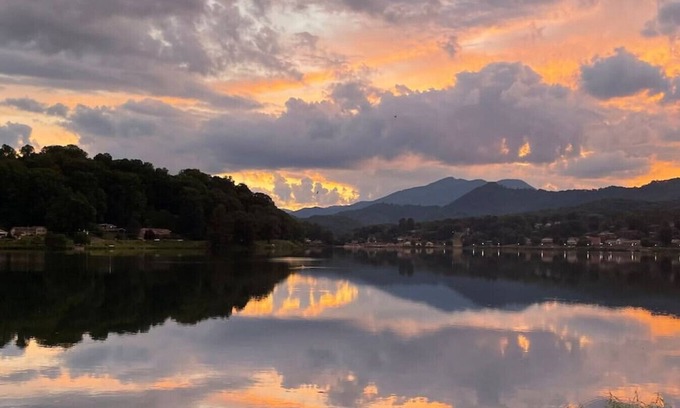 Lake Junaluska Apartment | Rock Wall Retreat-1 min walk to Lake J Assembly-10 min to Waynesville & BR Pkwy